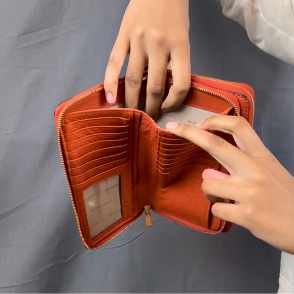 Vintage Michael Kors clutch. - Picture 5 of 7